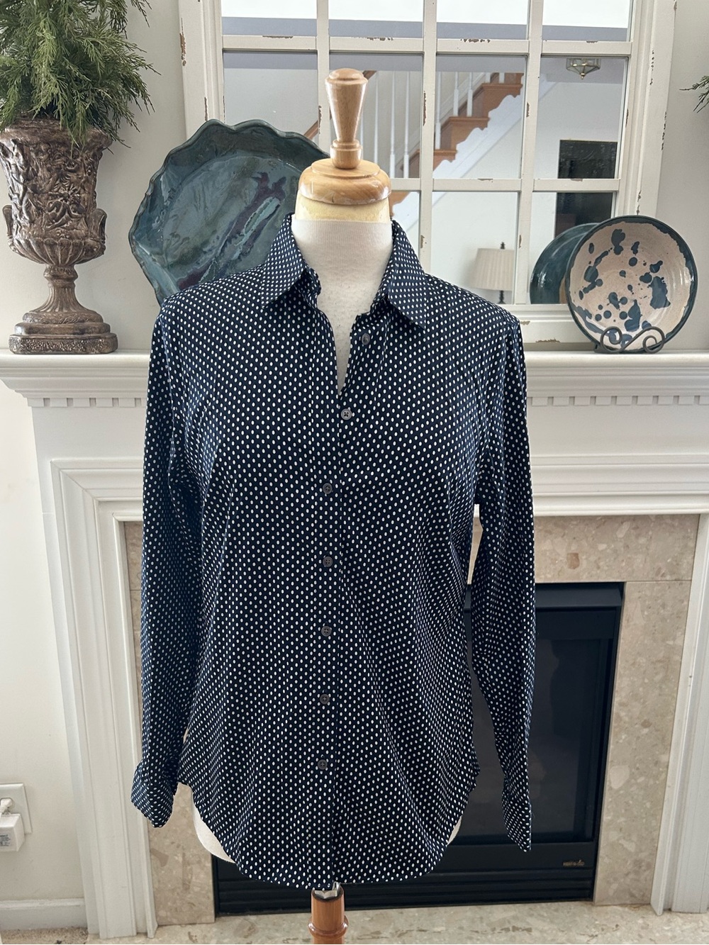 Banana Republic Tailored Fit Navy Blue Button-Up Shirt with White Pattern